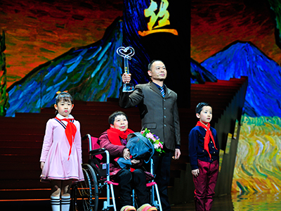 2017年度感动中国十大人物事迹及颁奖词（谢海华）